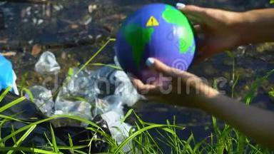 从被污染的湖泊带警告标志的人带地球地球仪，生态志愿服务